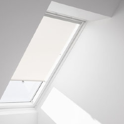 Рулонная штора на крючках для мансардного окна